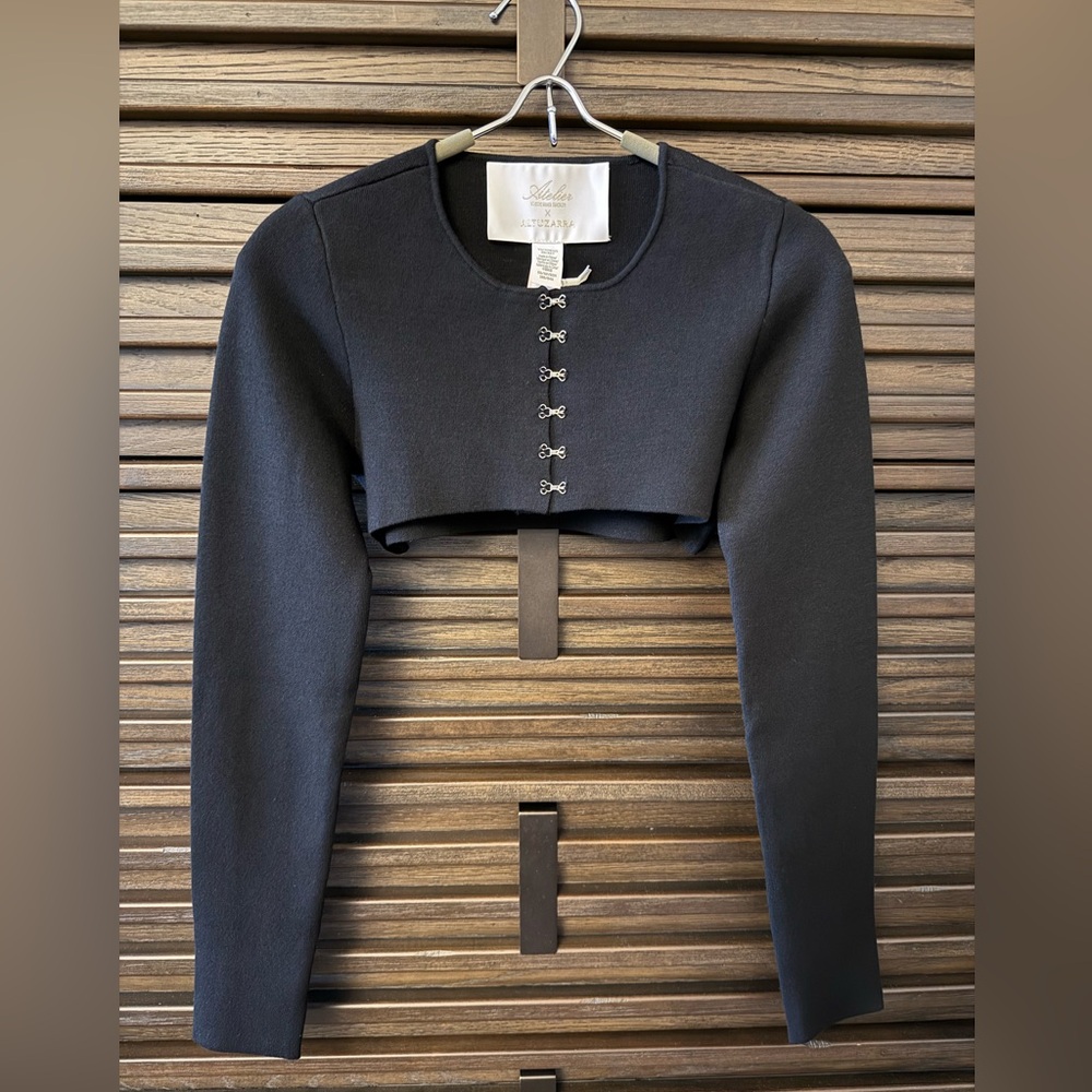 ATELIER VICTORIA'S SECRET X ALTUZARRA
Fine-Knit Hook & Eye Cropped Cardigan. XS